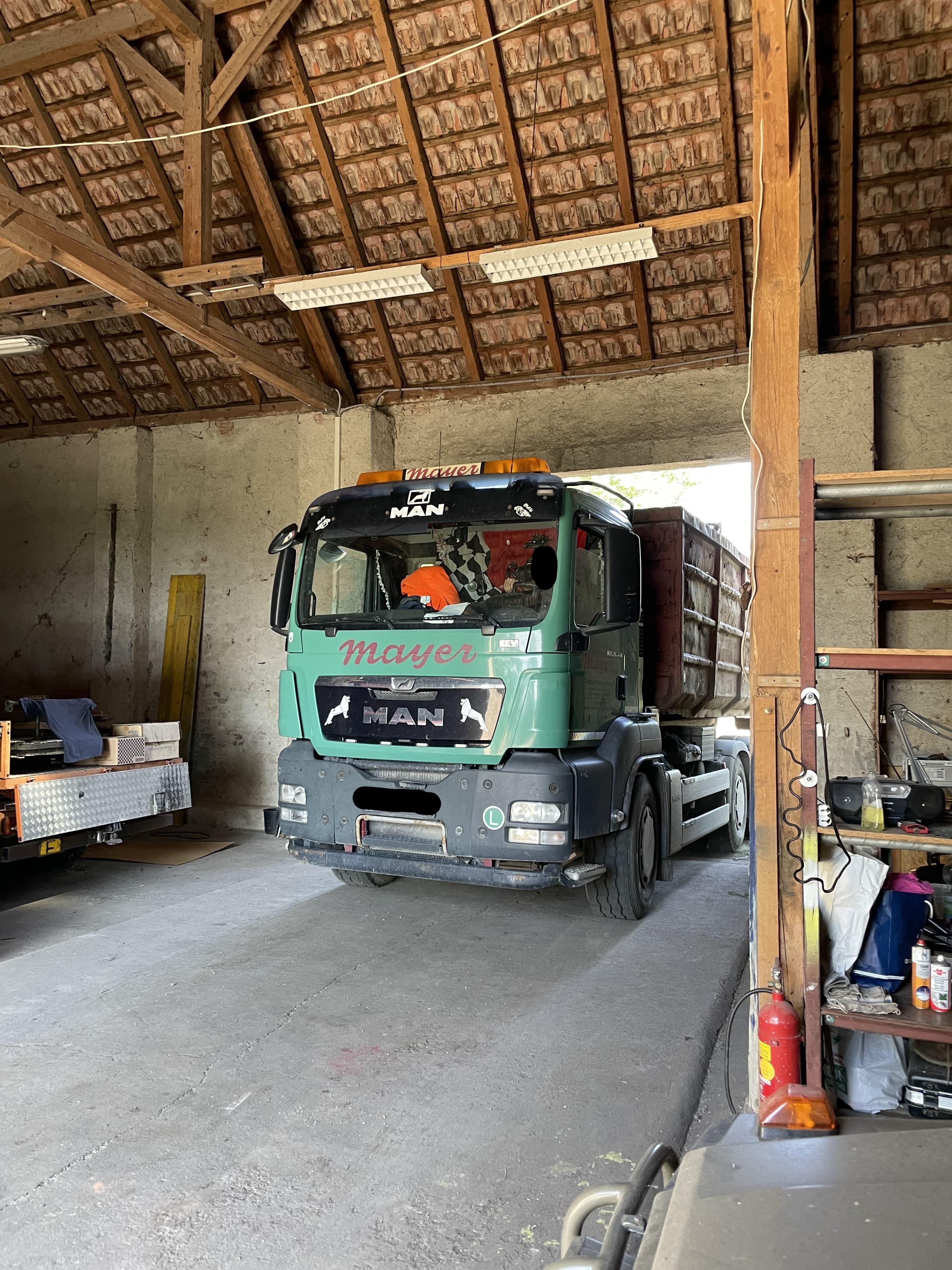 Münchendorf Halle von Innen mit LKW